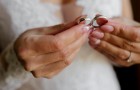 L'amante dello sposo si presenta al ricevimento del matrimonio con abito bianco e una fede al dito