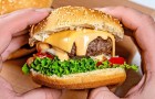 Er kauft einen Burger für seine Mittagspause: Seine vegane Kollegin sieht ihn und bittet ihn, draußen zu essen