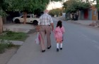 Een overgrootvader vergezelt zijn achterkleindochter naar haar eerste schooldag: de tedere foto die de wereld rond ging