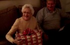 Deze oma pakt een kerstcadeau uit: haar reactie zal uw dag veranderen