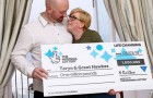 Un couple gagne à la loterie 1 million £ et utilise une partie de l'argent pour donner des paquets de nourriture à des personnes défavorisées