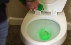Een man gebruikt vaatwasmiddel voor de WC: slechts seconden laten is het gedaan!