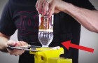 Un homme coupe deux bouteilles en plastique et crée un objet surprenant!
