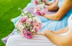 Braut stellt nicht-binären Bruder vor die Wahl, ob er sich für die Hochzeit als Mann oder Frau kleiden soll