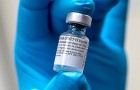 Stacca il frigorifero per caricare il cellulare: distrutte 1.000 dosi di vaccino anti-Covid