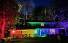 Sie verbieten ihm, die Pride-Flagge zu zeigen, und er reagiert darauf, indem er das gesamte Haus mit den Farben des Regenbogens beleuchtet