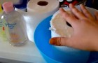 She pours baby oil on paper towels: the result is... brilliant!
