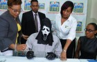Er gewinnt in der Lotterie und holt den Gewinn mit einer Maske ab: Er will nicht von Verwandten erkannt werden