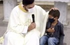 Bimbo interrompe la messa e chiede al sacerdote di pregare per lo zio malato: un gesto emozionante