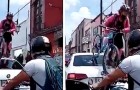 Auto blocca la pista ciclabile: una ragazza si vendica e sale sul tetto con la bici