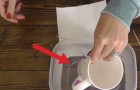 Immerge una tazza in acqua con un ingrediente segreto... il risultato è sorprendente!
