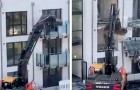 En byggnadsentreprenör förstör en byggnad som han precis låtit bygga för att han inte fick betalt för jobbet