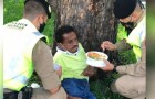 Polizeibeamte halten an, um einem Obdachlosen zu essen zu geben: „Die Arbeit eines Polizisten schließt auch das mit ein.“
