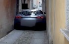 Une Ferrari reste coincée entre les murs d'une route très étroite : le conducteur ne savait plus comment s'en sortir