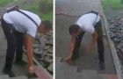Hij is al 3 maanden niet betaald: werknemer neemt wraak door alle tegels te verwijderen die hij had gelegd
