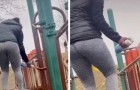 A mãe desinfeta o brinquedo no parque antes da filha subir nele: muitos usuários acham que é exagerado