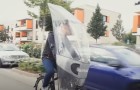 Een Duitse startup ontwerpt een “regenscherm” voor fietsen die fietsers tegen regen beschermt