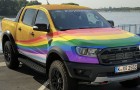Ford presenta un pick-up arcobaleno per rispondere ad un commento omofobo