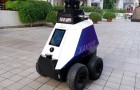 Roboter patrouillieren in Singapur auf den Straßen vor Menschenmengen und Rauchern