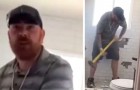 Hij wordt niet betaald voor de renovatie: een arbeider vernielt de badkamer van een klant met een hamer