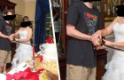 En brudgum fotograferas medan han skär tårtan i tröja och shorts: 