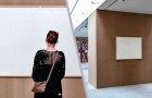 Konstnären får 72.000€ för en utställning, men presenterar tomma dukar i museet och sticker iväg