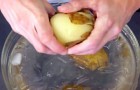 Elle plonge des patates dans un bol avec de la glace: son astuce est géniale!