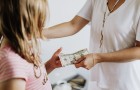 Oma geeft zakgeld aan haar kleindochter, maar ontdekt dat haar schoondochter het geld in eigen zak steekt