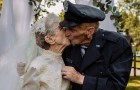 Un couple de personnes âgées célèbre son 77e anniversaire de mariage avec l'aide des infirmières de la maison de retraite