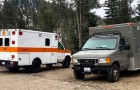 Een stel toverde een oude ambulance om tot een kleine stacaravan voorzien van alle comfort