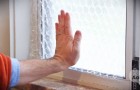 Ze plaatst noppenfolie op haar raam: met deze tip kun je flink besparen!