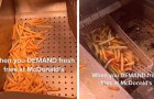 Un employé de McDonald's montre comment il prépare les frites pour les clients malpolis