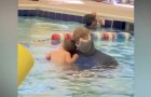Baby van 10 maanden leert zwemmen en wordt de onafscheidelijke vriend van de instructeur: de lieve foto