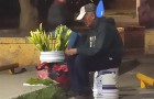 Un homme âgé, triste et inconsolable, ne peut même pas vendre une fleur : un homme le voit et demande de l'aide sur les réseaux sociaux