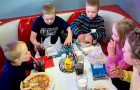 Ze nemen hun kinderen mee naar het restaurant en een onbekende laat een briefje achter om zich te complimenteren over hun opvoeding