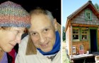 Um grupo de crianças constrói uma casa de madeira para um casal em dificuldade que sofria com o frio
