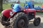 Auto's staan ​​geparkeerd op het land van een boer: hij pakt de tractor en neemt wraak (+ VIDEO)