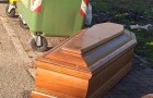 Un cercueil est abandonné près d'une poubelle : cette photo inquiétante devient virale