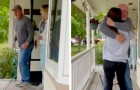 Ze verrast haar vader die ze al drie jaar niet had gezien: de omhelzing met zijn dochter is ontroerend (+ VIDEO)