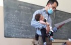 Eleven hade inte hittat någon barnvakt, så läraren erbjuder sig att passa hennes lilla dotter åt henne under lektionen