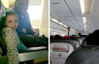Steward kalmeert het meisje dat een paniekaanval kreeg in het vliegtuig door de hele tijd haar arm vast te houden