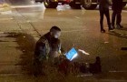 Pompiere si siede accanto a un bimbo e gli legge un libro per calmarlo dopo un incidente stradale