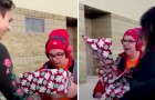 Regala al compagno di classe autistico il suo giocattolo preferito: la reazione del ragazzo è commovente (+VIDEO)