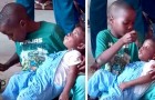 Mentre aspettano la mamma, il fratello maggiore dà da mangiare alla sorellina per non farla piangere (+VIDEO)