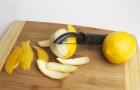 Usa i limoni ma non buttare via le bucce: puoi creare un potente detergente multiuso