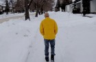 Il marche dans la neige pour se rendre à un entretien d'embauche : un homme le voit et lui propose un emploi