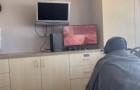 La fidanzata è in ospedale per il parto: lui porta con sé i videogiochi per ingannare il tempo