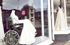 Negozio di abiti da sposa espone in vetrina un manichino su una sedia rotelle: 