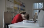 Imprenditore vede una dipendente piangere alla scrivania: le sue parole diventano virali