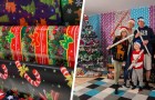 Mamma fanatica del Natale decora tutte le pareti della casa con la carta da regalo natalizia